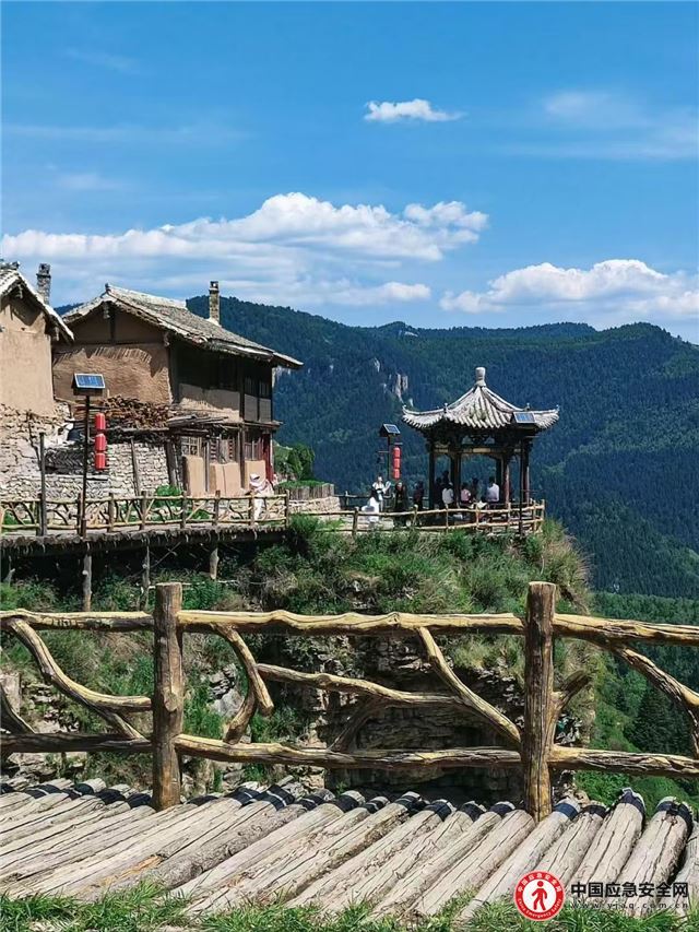 宁武县芦芽山风景区悬空村