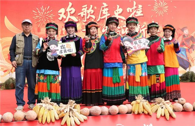 71、山西记者郭晋成(左一)与彝家阿瑟妞合影。(刘敬渭 摄).JPG