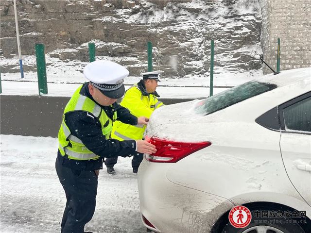 山西中阳最美的“雪警” 最暖的